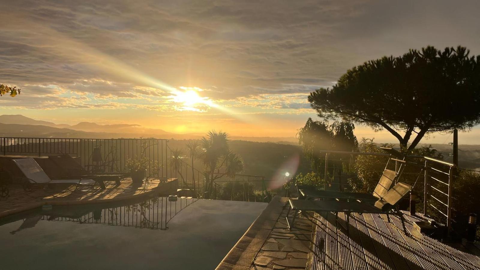 Aux Balcons du Riou avec vue mer 180 degrés Vence Exterior foto